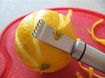 на кожуре целого плода лимона ножом для каннелирования нужно сделать вертикальные засечки
