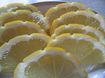 половинки каннелированных ломтиков лимона, наложенные друг на друга