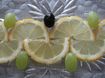 ломтики лимона с виноградом и оливками